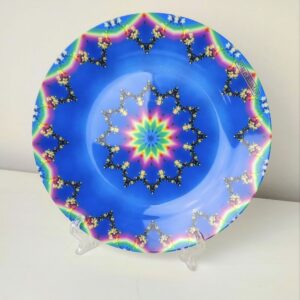 Farfurie albastră din plastic dur cu mandală din flori și curcubeu-diametru 21.5 cm